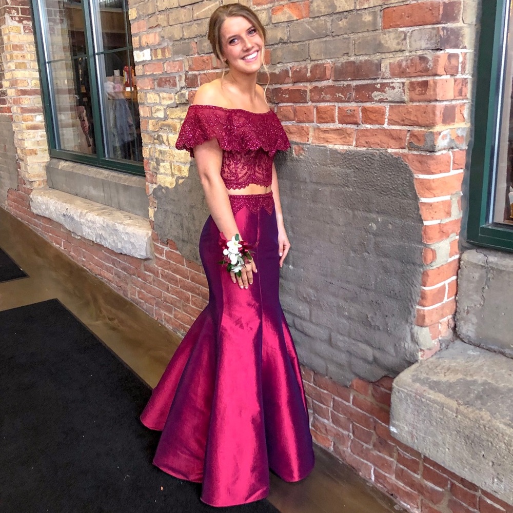 STUNNING PROM DRESS🤩✨ - Picture 2 of 7
